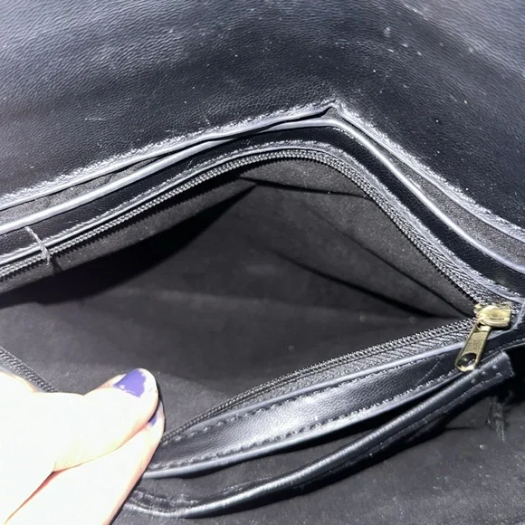 ⭐️SOLD⭐️
Steve Madden Black and Gold Crossbody - Picture 14 of 14